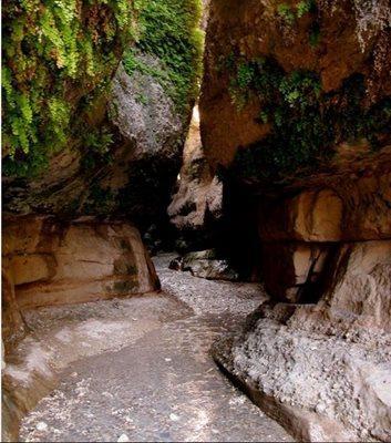 غار زینگان ، مرموز و دلفریب در بطن شهری تاریخی